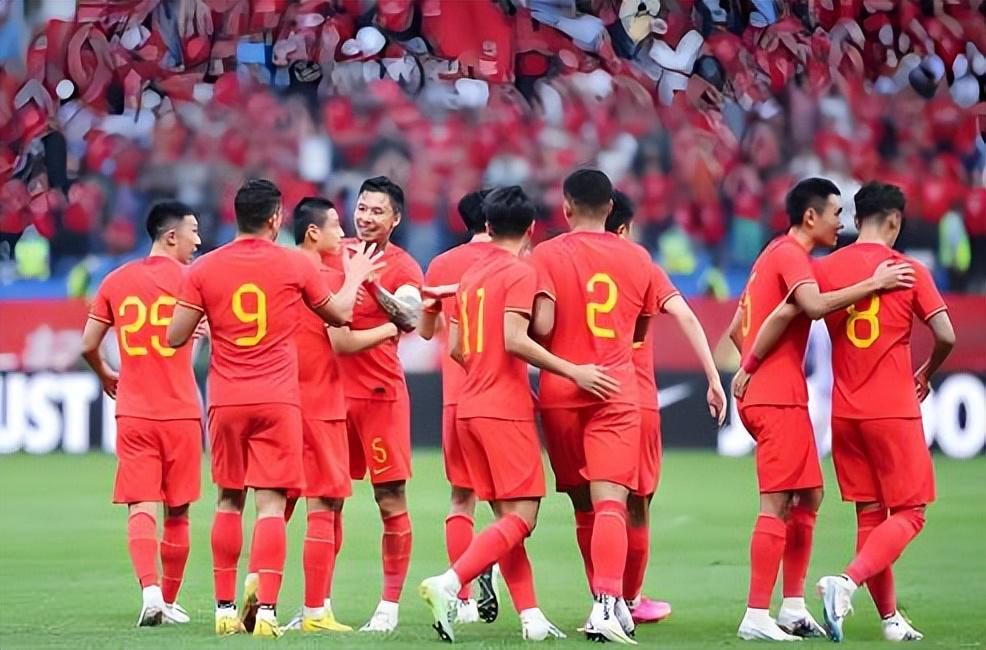 法国队致敬青训,球员和德尚穿各自生涯首家俱乐部球衣合影