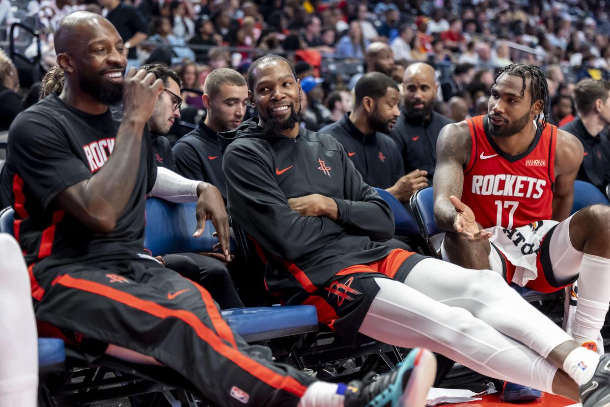 中国男篮在卡塔尔给赵继伟庆生,杨瀚森仍然进入不了NBA轮换,付豪谈赛季目标以及自身不足
